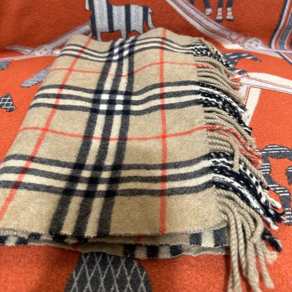 BURBEERRYS❤️🌟CLASSIC VINTAGE SCARF⭐️ - Picture 1 of 3